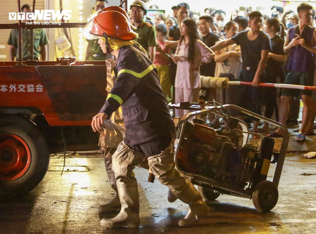 Cận cảnh hiện trường vụ cháy nhà trên phố Định Công Hạ khiến 4 người thiệt mạng- Ảnh 6.