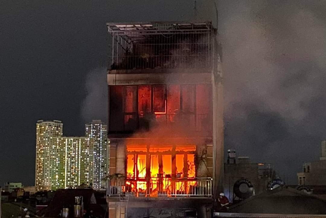 Cận cảnh hiện trường vụ cháy nhà trên phố Định Công Hạ khiến 4 người thiệt mạng- Ảnh 1.