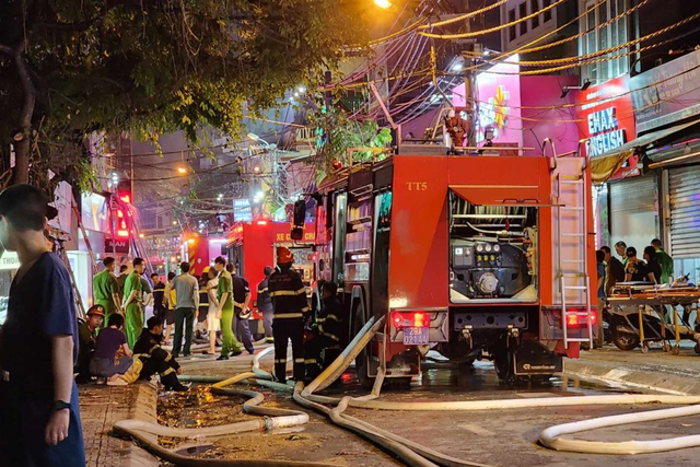 Cận cảnh hiện trường vụ cháy nhà trên phố Định Công Hạ khiến 4 người thiệt mạng- Ảnh 3.
