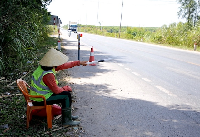 Nút giao thông trọng điểm ở Quảng Bình nguy cơ trở thành 'điểm đen' tai nạn vì đèn tín hiệu hỏng cả tháng chưa được sửa- Ảnh 3.