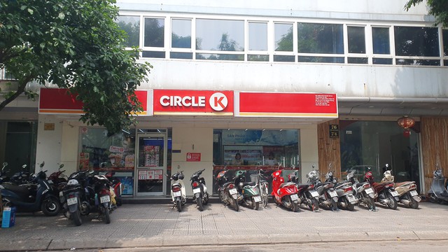 Hà Nội: Bị đình chỉ do vi phạm PCCC, cửa hàng tiện lợi Circle K Nguyễn Khang vẫn mở cửa, Chủ tịch UBND quận có biết? - Ảnh 1.