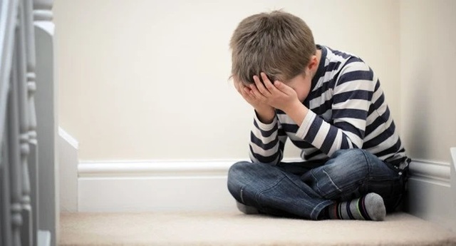 Đứa trẻ đang bị căng thẳng, lo lắng sẽ có 8 dấu hiệu điển hình nhưng người lớn lại khó nhận ra- Ảnh 1.