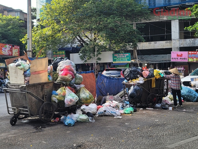 Những điểm tập kết rác thải sinh hoạt tự phát 'ăn mòn' nội đô - Ảnh 2.