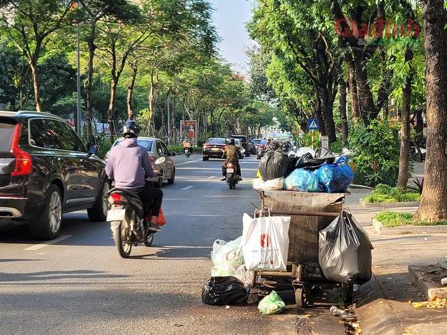 Những điểm tập kết rác thải sinh hoạt tự phát 'ăn mòn' nội đô - Ảnh 4.