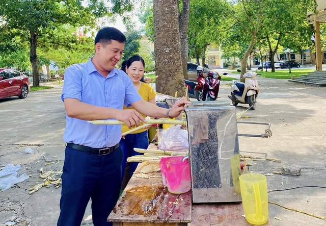 Thầy cô nấu chè, ép nước mía tiếp sức học sinh ôn thi tốt nghiệp- Ảnh 1.