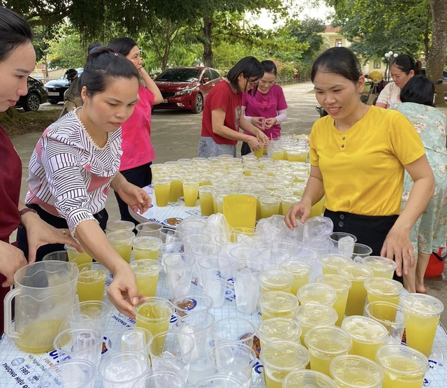 Thầy cô nấu chè, ép nước mía tiếp sức học sinh ôn thi tốt nghiệp- Ảnh 4.