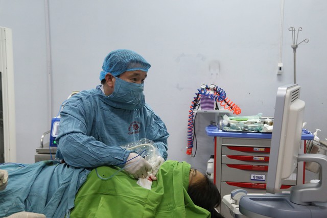Đi khám vì đau tức ngực, người phụ nữ 48 tuổi ở Phú Thọ phát hiện 2 loại khối u cần phẫu thuật gấp  - Ảnh 2.