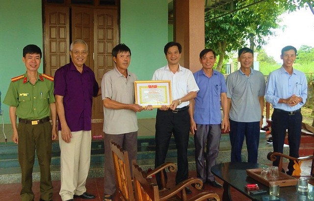 Nhiều nơi còn vướng mắc đền bù, hai hộ dân ở Quảng Bình được khen thưởng vì hiến đất làm cao tốc - Ảnh 3.