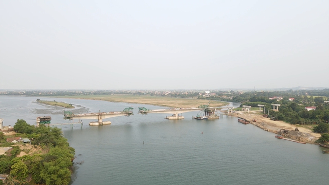 Nhiều nơi còn vướng mắc đền bù, hai hộ dân ở Quảng Bình được khen thưởng vì hiến đất làm cao tốc - Ảnh 1.