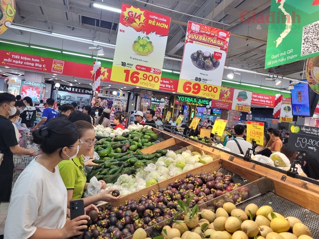Hàng ngàn mặt trái cây, thực phẩm đang khuyến mại sâu, các 'ông lớn' bán lẻ hỗ trợ người tiêu dùng giảm gánh nặng chi tiêu - Ảnh 2.