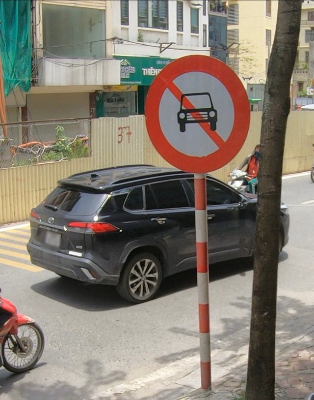 Không châp hành hiệu lệnh, đi vào đường cấm ở Hà Nội tài xế SN 2002 bị xử lý - Ảnh 1.