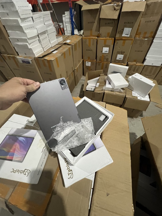 Phát hiện kho hàng chứa hàng ngàn điện thoại Iphone, máy tính bảng có dấu hiệu nhập lậu ở ngoại thành Hà Nội- Ảnh 5.