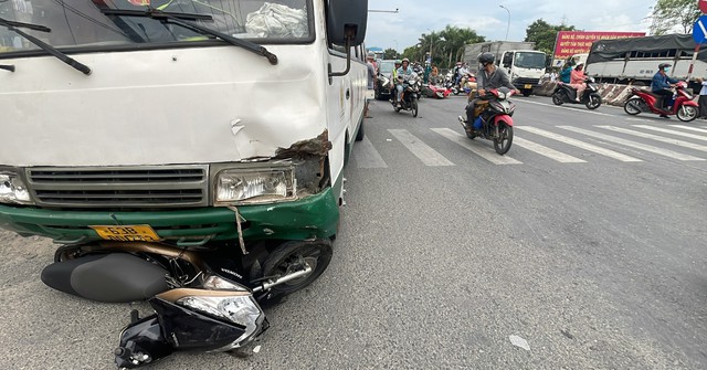 Hãi hùng cảnh ô tô 'lùa' 8 xe máy ở Long An khiến 2 người tử vong - Ảnh 1.