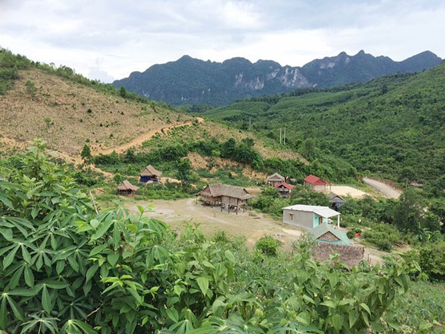 Đến tận bản, đi từng nhà tuyên truyền chương trình dân số cho đồng bào - Ảnh 1.