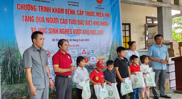 Thanh Hóa: Khám bệnh, tặng quà cho người cao tuổi có hoàn cảnh khó khăn - Ảnh 9.