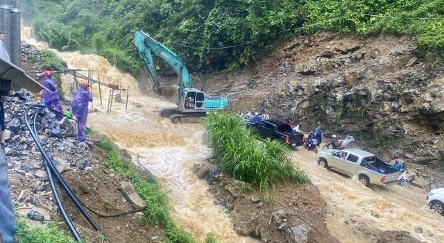 Mưa lớn tại Hà Giang, nước chảy như thác khiến du khách mắc kẹt ở Nho Quế - Ảnh 1.