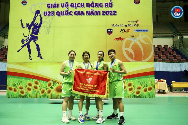 Quỹ phát triển tài năng Việt trao học bổng cho vđv bóng rổ- Ảnh 2.