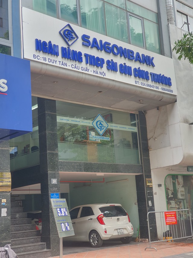 Phòng giao dịch SaiGonBank vẫn mở cửa hoạt động dù cơ sở không đảm bảo PCCC - Ảnh 1.