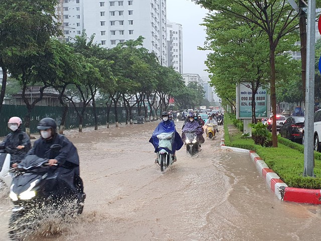 Thời tiết miền Bắc thay đổi bất ngờ, người dân phải hứng chịu những đợt mưa như trút nước sau nắng oi?- Ảnh 2.