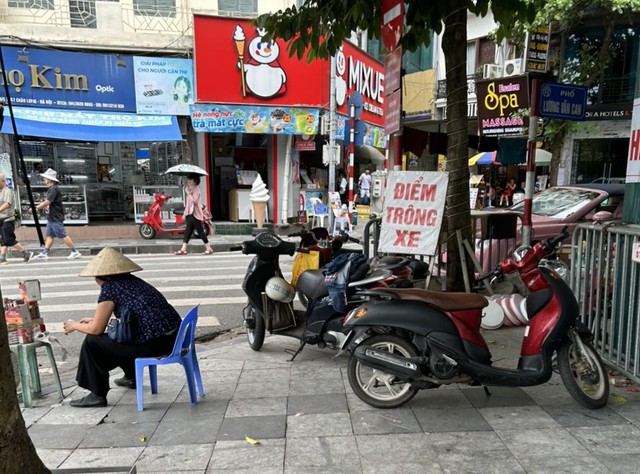 'Loạn giá' vé tại các điểm trông giữ xe máy tự phát ở Hà Nội - Ảnh 5.