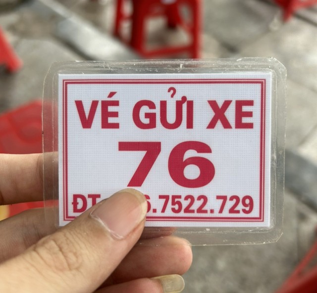 'Loạn giá' vé tại các điểm trông giữ xe máy tự phát ở Hà Nội - Ảnh 6.
