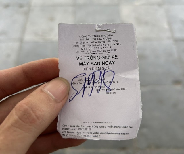 'Loạn giá' vé tại các điểm trông giữ xe máy tự phát ở Hà Nội - Ảnh 2.