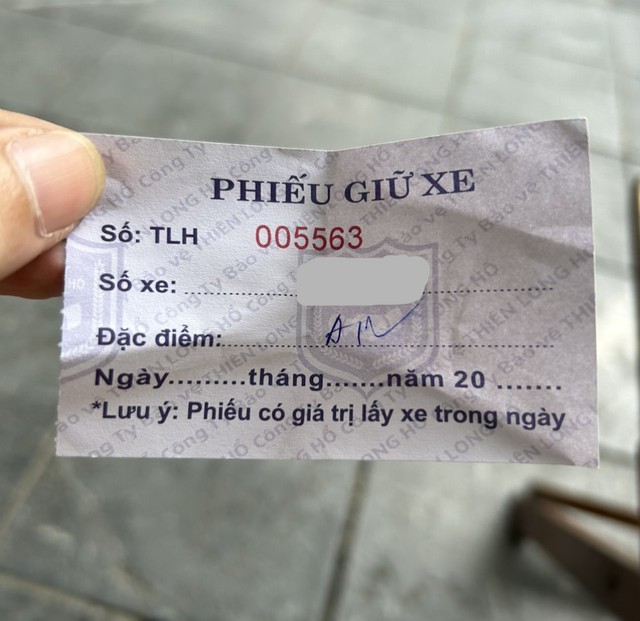 'Loạn giá' vé tại các điểm trông giữ xe máy tự phát ở Hà Nội - Ảnh 4.
