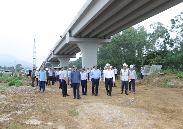 Bí thư Tỉnh ủy phê bình các nhà thầu, địa phương chậm tiến độ đối với các dự án lớn - Ảnh 1.