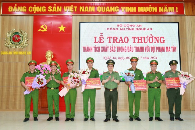 Thiếu tướng Bùi Quang Thanh, Giám đốc Công an tỉnh Nghệ An trao thưởng các đơn vị có thành tích xuất sắc trong đấu tranh với tội phạm ma túy.