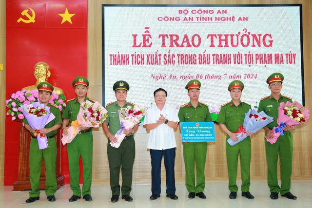 Đồng chí Bùi Đình Long, Phó Chủ tịch UBND tỉnh Nghệ An trao thưởng các đơn vị có thành tích xuất sắc trong đấu tranh với tội phạm ma túy.