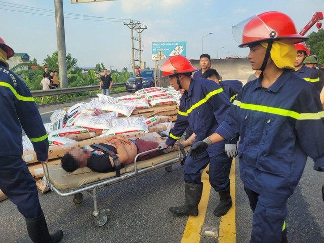 Xe tải lật ngang sau tai nạn, cao tốc Nội Bài - Lào Cai ùn tắc kéo dài - Ảnh 3.