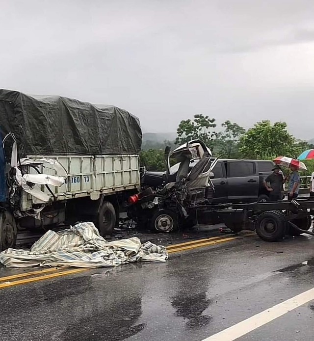 Tai nạn liên hoàn trên cao tốc Nội Bài - Lào Cai: Đã thông một làn xe, các phương tiện có thể di chuyển  - Ảnh 1.