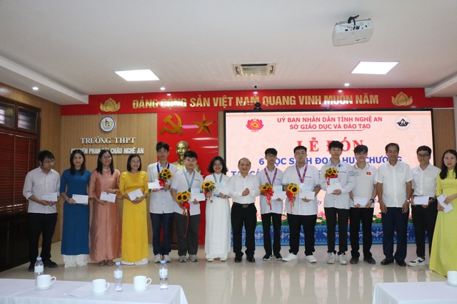 Nghệ An chi hơn 2,7 tỷ đồng khen thưởng học sinh đoạt giải quốc gia, quốc tế- Ảnh 1.