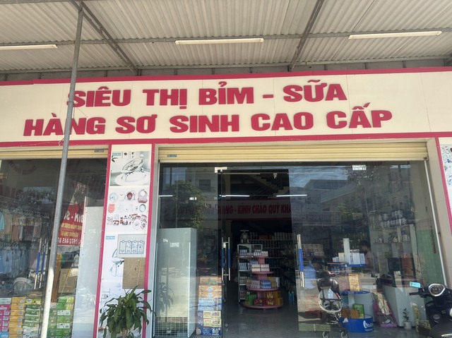 Tự ý gắn mác 'siêu thị bỉm sữa, hàng sơ sinh' để hút khách, một cơ sở kinh doanh bị xử phạt - Ảnh 2.