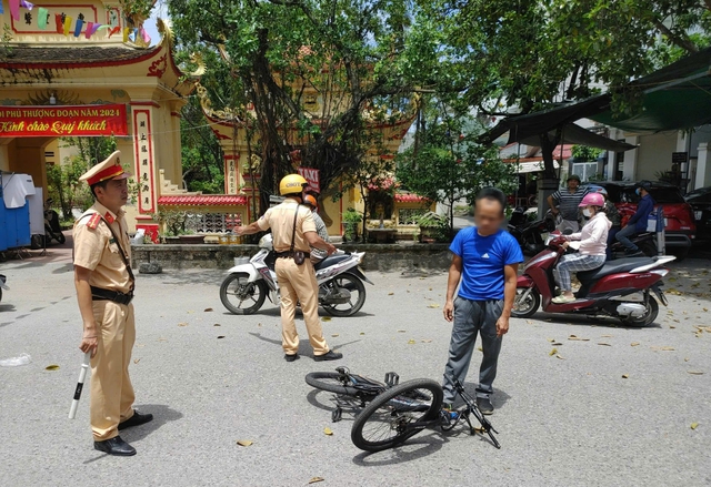 Người đàn ông đi xe đạp không chấp hành kiểm tra nồng độ cồn bị khởi tố - Ảnh 1.