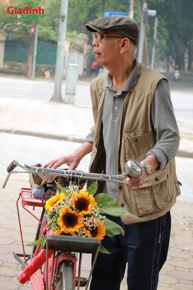 Nghệ sĩ Duy Hậu bất ngờ xuất hiện trên đường phố, hạnh phúc vì vẫn được nhiều người trẻ nhận ra ông Hàm 'Đất và người'- Ảnh 5.