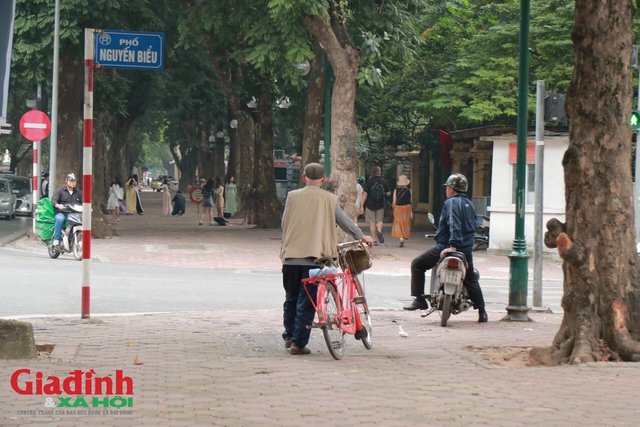 Nghệ sĩ Duy Hậu bất ngờ xuất hiện trên đường phố, hạnh phúc vì vẫn được nhiều người trẻ nhận ra ông Hàm 'Đất và người'- Ảnh 8.