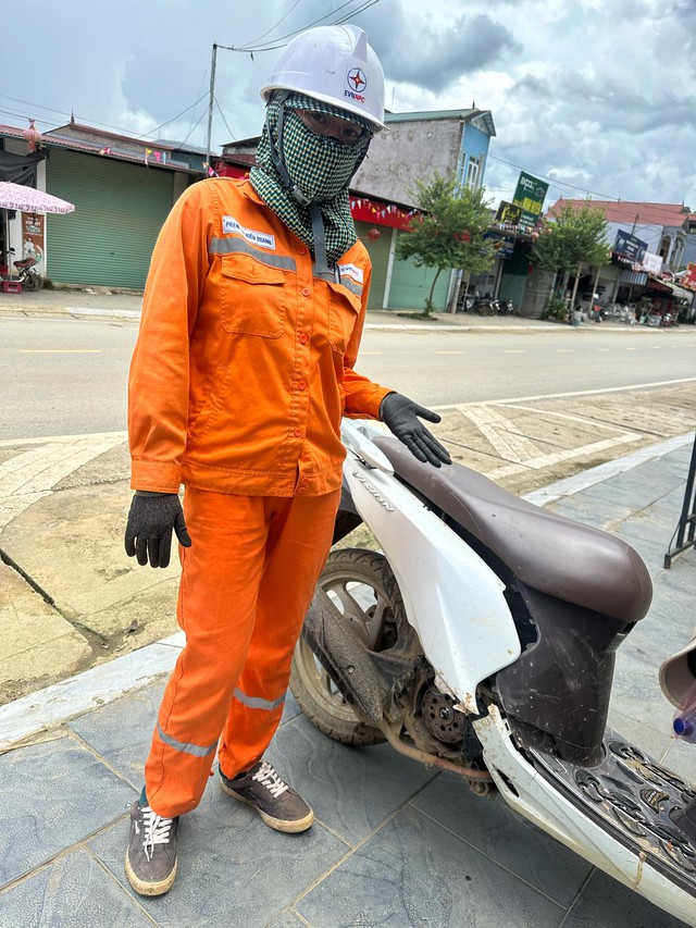 Bỏ xe máy để chạy bộ khỏi điểm sạt lở, cô gái lên tiếng trước tranh luận xã hội - Ảnh 2.