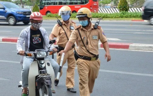 Bộ Công an đề xuất những trường hợp Cảnh sát giao thông không cần chào theo điều lệnh- Ảnh 2.