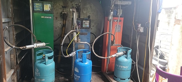 Bình gas mang thương hiệu 'Vạn Lộc gas', 'Venus Petrol gas' được san chiết trái phép ở khu lò gạch cũ?- Ảnh 3.