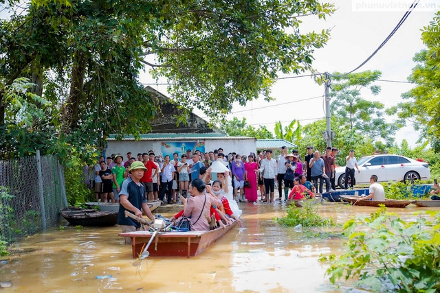 Cô dâu gen Z ngạc nhiên trước lễ đón dâu bằng thuyền, phao tự chế của người dân &quot;rốn lũ&quot; Chương Mỹ - Ảnh 2.