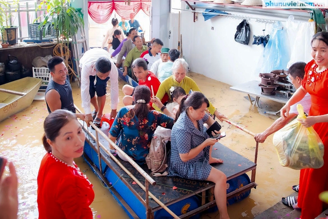 Cô dâu gen Z ngạc nhiên trước lễ đón dâu bằng thuyền, phao tự chế của người dân &quot;rốn lũ&quot; Chương Mỹ - Ảnh 6.