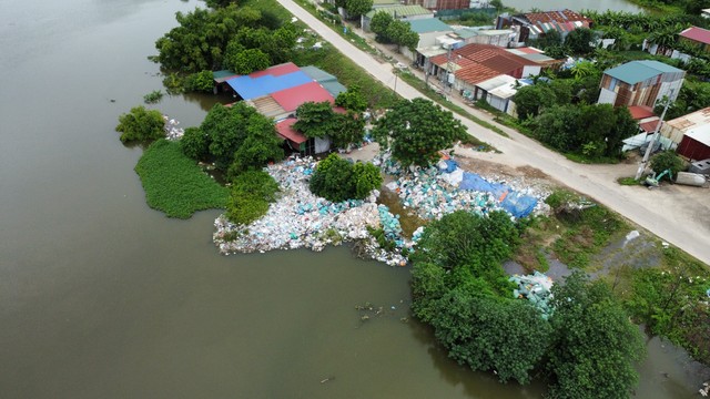 Đê Tả Cà Lồ (Sóc Sơn) bị lấn chiếm, phủ đầy rác (bài 8): Huyện Sóc Sơn thừa nhận hàng trăm tấn rác dềnh theo bão số 3, trôi về hạ lưu và xin gia hạn xử lý dứt điểm- Ảnh 3.