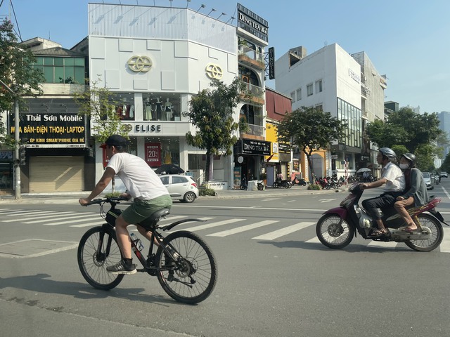 Hà Nội và miền Bắc nắng nóng mạnh trong ngày, sau đó có sự thay đổi hình thái thời tiết- Ảnh 2.