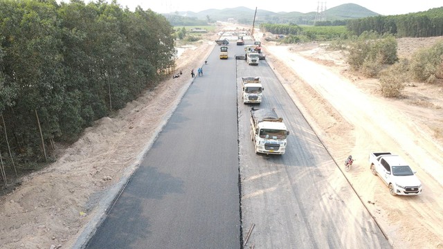 Ảnh: Đẩy nhanh tiến độ thi công cao tốc trước khi vào mùa mưa lũ - Ảnh 9.