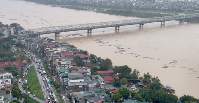 Hà Nội lệnh báo động lũ mức 3 trên sông Cà Lồ (Sóc Sơn) và các đê thuộc huyện Đông Anh - Ảnh 2.