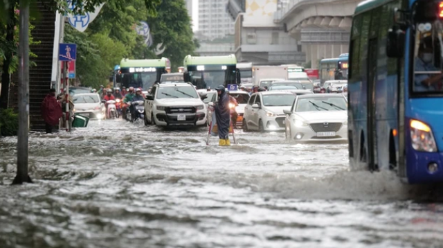 75 tuyến phố ở Hà Nội có thể ngập trong 3 giờ tới - Ảnh 2.