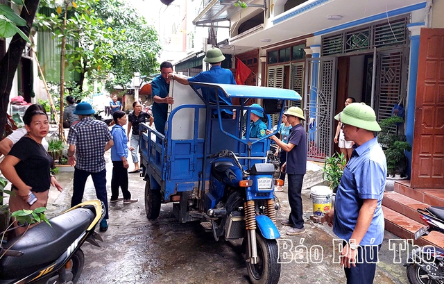 Phạt 2 người không chấp hành lệnh di dời tránh lũ - Ảnh 1.