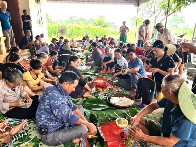 Người dân xã Võ Liệt ( huyện Thanh Chương, tỉnh Nghệ An) tập trung gói bánh chưng, bánh tét gửi bà con vùng lũ các tỉnh phía Bắc.