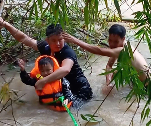 'Điểm tựa Việt Nam' - Câu chuyện chân thực từ tâm bão, tâm lũ- Ảnh 4.